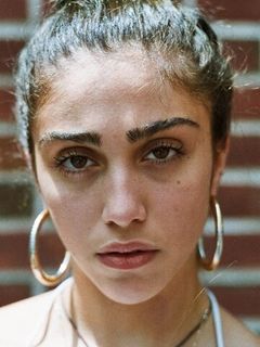 Лурдес Леон