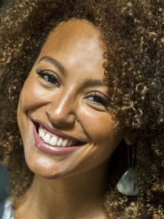 Шерон Менеззес