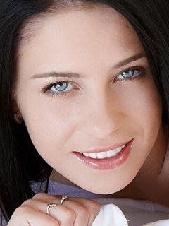 Леони Эприл