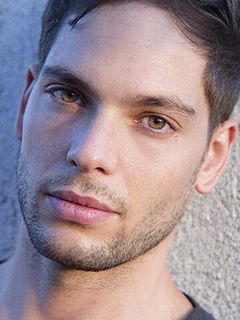 Роман Рейес