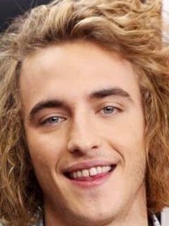 Манель Наварро