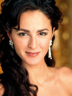 Моника Эстарреадо