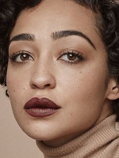 Рут Негга