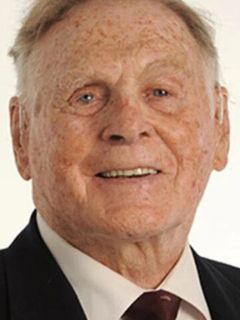 Дэннис Эбей