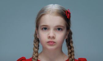 Девочка в красном