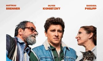 Viele Kühe und ein schwarzes Schaf