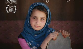 Научиться кататься на скейтборде в зоне боевых действий (если ты девчонка)