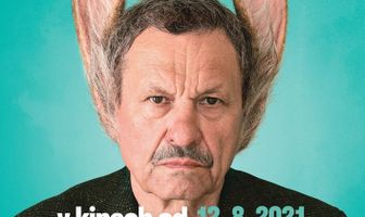 Мужчина с заячьими ушами