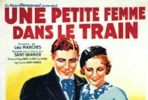 Une petite femme dans le train