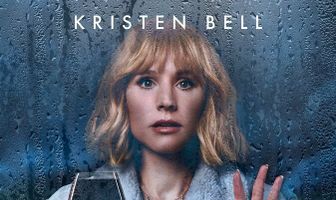 Женщина в доме напротив девушки в окне