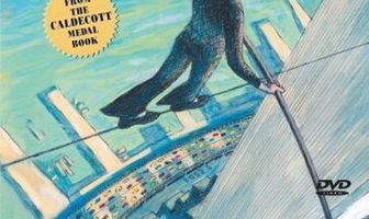 Мужчина, который ходит среди башен