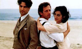 На берегу за пристанью