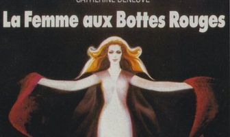Женщина в красных сапогах