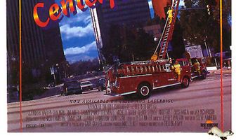 Нападение шестидесятифутовой девушки с обложки