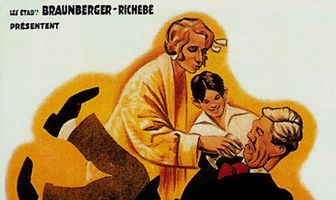Ребенку дают слабительное
