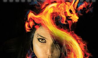 Девушка с татуировкой дракона