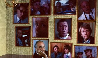 По улицам комод водили...