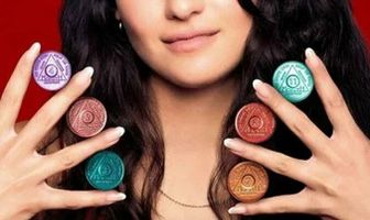 Одинокая пьющая женщина