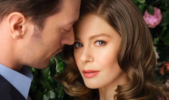 Девушка за стеклом