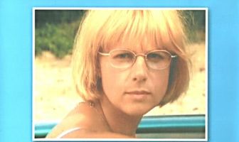 Дама в очках, с ружьём, в автомобиле