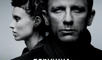 Девушка с татуировкой дракона