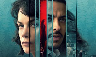 Женщина в стене