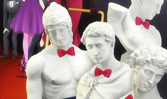 Юноши из гипса