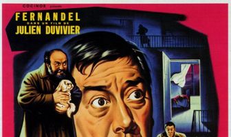 Человек в непромокаемом плаще