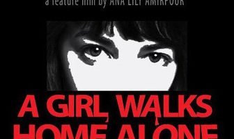 Девушка возвращается одна ночью домой