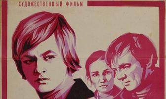 За стеклянной дверью