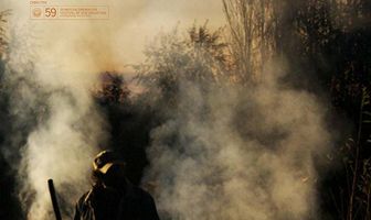 Sentados frente al fuego