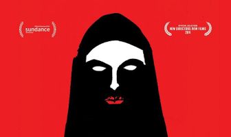 Девушка возвращается одна ночью домой