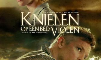 Knielen op een bed violen