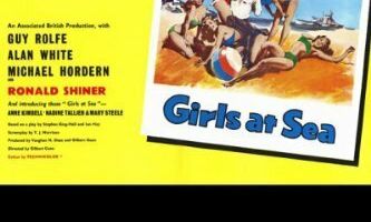 Девушки у моря