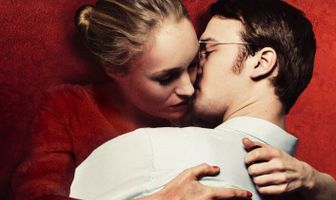 Женщина за стеной