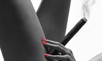 Выпуская дым