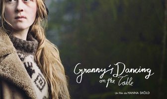 Бабуля пляшет на столе