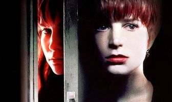 Одинокая белая женщина