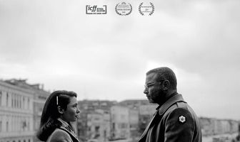 За рекой, в тени деревьев